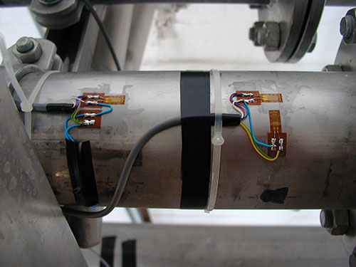 Measuring strain on the pipe of a pump using strain gauges