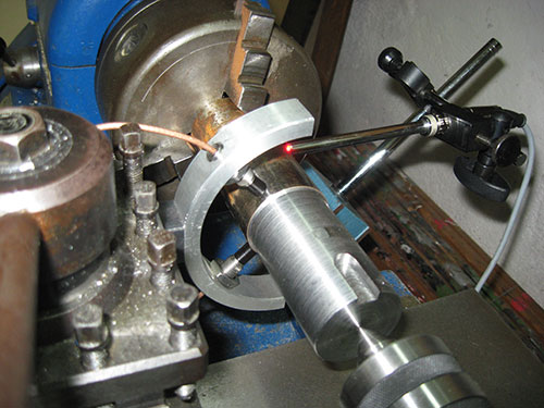 Measuring shaft vibration on the rotating shaft using non-touching measuring technology